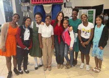 Diez niñas dominicanas se preparan para visitar el Space Center de la NASA