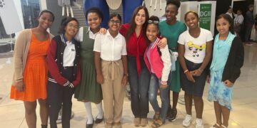 Diez niñas dominicanas se preparan para visitar el Space Center de la NASA