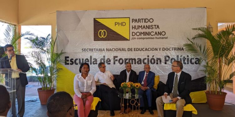 Inauguran escuela de formación política en Baní