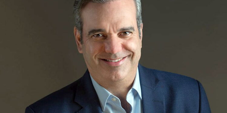 Presidente Abinader da seguimiento a trabajos he inaugura dos instalaciones deportivas en Santiago