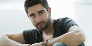 Alex Ubago dedica video en sus redes a niña dejó regalo en escenario, al terminar concierto en Lima