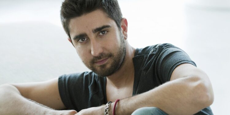 Alex Ubago dedica video en sus redes a niña dejó regalo en escenario, al terminar concierto en Lima