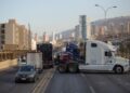 Camioneros chilenos inician un paro indefinido por el alza del precio del combustible