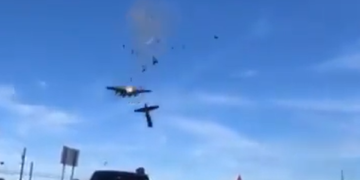 Chocan dos aviones en espectáculo aéreo