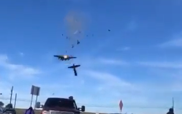 Chocan dos aviones en espectáculo aéreo