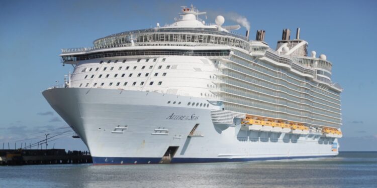 Taíno Bay recibe “Allure of the Seas, uno de los barcos más grande del mundo