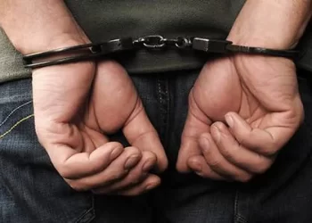 Policía detiene en Azua hombre por el robo de 40,000 pesos de un negocio