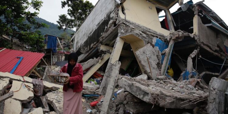 Indonesia cifra en 103 los muertos tras el terremoto de magnitud 5,6