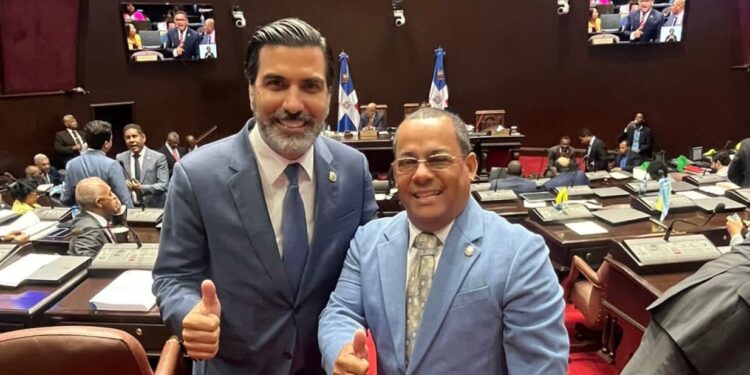 Diputado Moisés Ortiz brinda apoyo a Juan José Rojas para la alcaldía de SDE