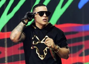 El reguetonero Daddy Yankee agradece los regalos del barrio