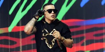 El reguetonero Daddy Yankee agradece los regalos del barrio