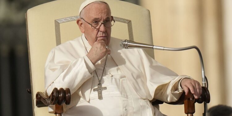 Papa Francisco descarta la ordenación de mujeres pero dice que merecen "más lugar"