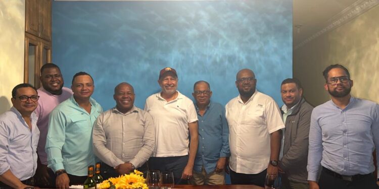 Precandidato a la alcaldía del PRM en SDE firma pacto de unidad