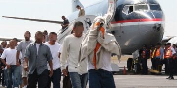 Estados Unidos repatría 86 expresidiarios dominicanos