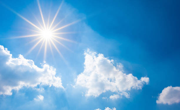 Meteorología pronostica cielo soleado con nubes dispersas