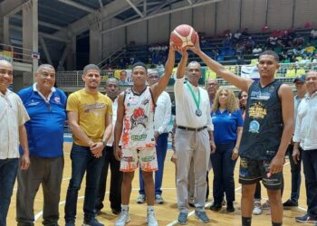 Colectivo deportivo entrega Medalla de Honor a director de las Escuelas Vocacionales