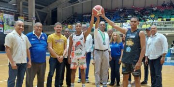 Colectivo deportivo entrega Medalla de Honor a director de las Escuelas Vocacionales