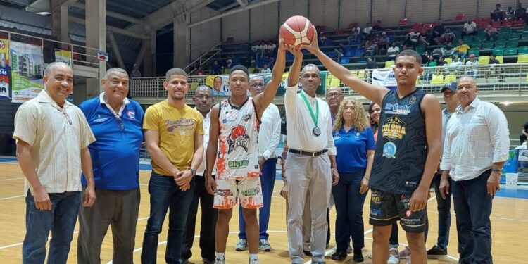 Colectivo deportivo entrega Medalla de Honor a director de las Escuelas Vocacionales