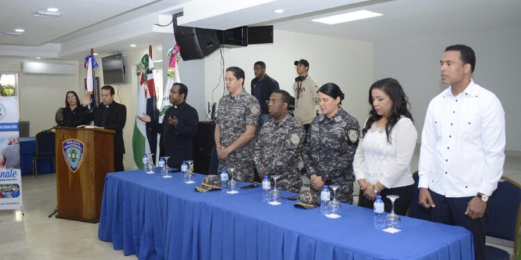Policías y sus familia participan de jornada de vacunación contra la Influenza, VPH y DPT