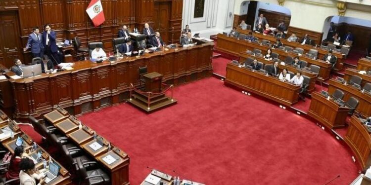 Congreso de Perú aprueba adelantar las elecciones