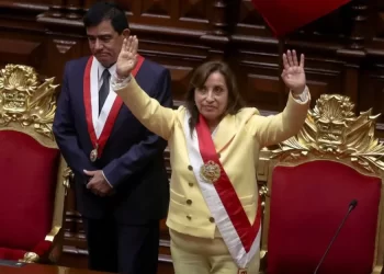 En medio de la turbulencia política en Perú, Dina Boluarte inició su gobierno sin el apoyo del Parlamento