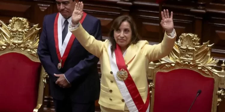 En medio de la turbulencia política en Perú, Dina Boluarte inició su gobierno sin el apoyo del Parlamento