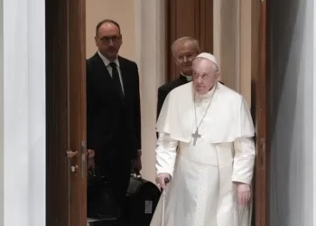 El Papa advierte al personal del Vaticano que un "demonio elegante" acecha entre ellos