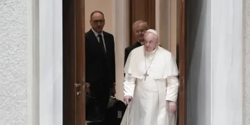 El Papa advierte al personal del Vaticano que un "demonio elegante" acecha entre ellos