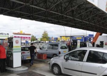 Francia dará 100 euros en 2023 a diez millones de personas que usan coche para ir al trabajo