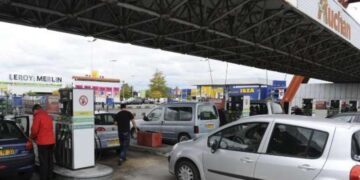 Francia dará 100 euros en 2023 a diez millones de personas que usan coche para ir al trabajo