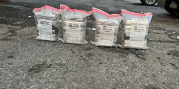 Descubren 24 paquetes presumiblemente cocaína escondidos en piso de contenedor