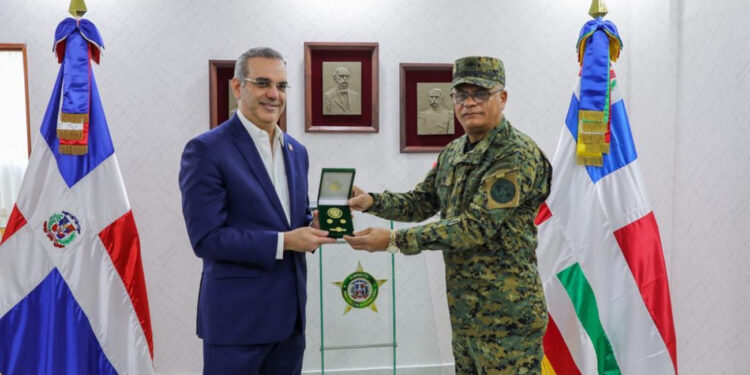 Presidente Abinader entrega 40 vehículos al Ejército para reforzar seguridad fronteriza