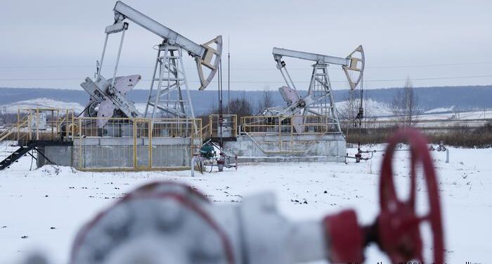 UE aplica veto al petróleo ruso y el tope pactado con el G7