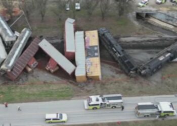 El impactante descarrilamiento de un tren de mercancías tras estrellarse contra un camión