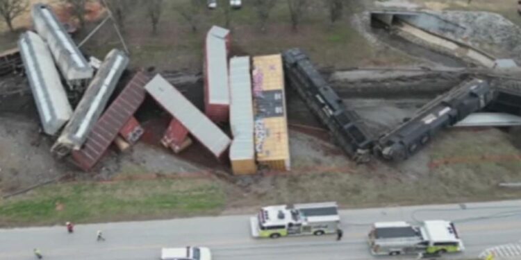 El impactante descarrilamiento de un tren de mercancías tras estrellarse contra un camión