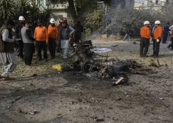 Atentado con coche bomba en Islamabad mata a dos sospechosos y a un policía