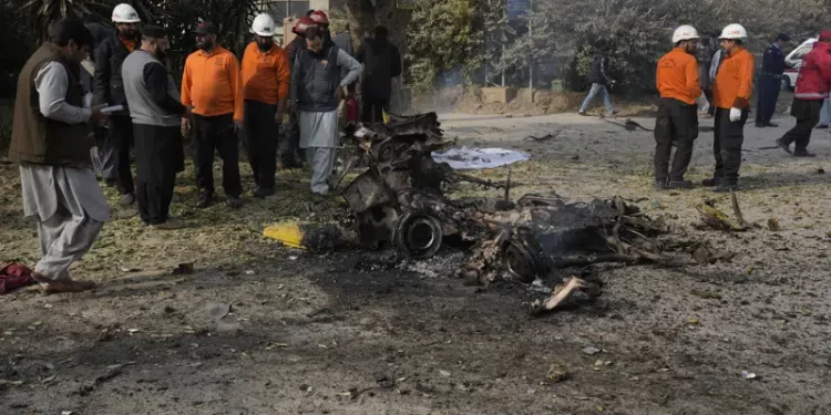 Atentado con coche bomba en Islamabad mata a dos sospechosos y a un policía