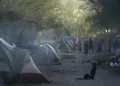 Migrantes cerca de la frontera de EE. UU. se enfrentan a una fría espera por una decisión clave sobre asilo