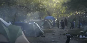 Migrantes cerca de la frontera de EE. UU. se enfrentan a una fría espera por una decisión clave sobre asilo