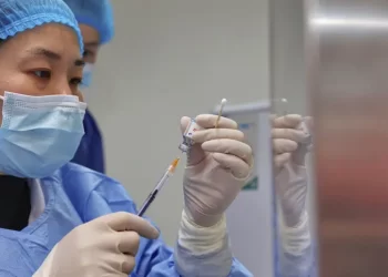 China se apresura a vacunar a los ancianos, pero muchos son reacios