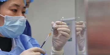 China se apresura a vacunar a los ancianos, pero muchos son reacios