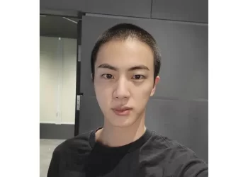 El miembro de BTS Jin comienza el servicio militar en el campo de entrenamiento de primera línea