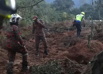 Deslizamiento de tierra en campamento de Malasia deja 18 muertos y 15 desaparecidos