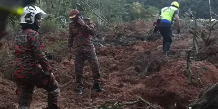 Deslizamiento de tierra en campamento de Malasia deja 18 muertos y 15 desaparecidos