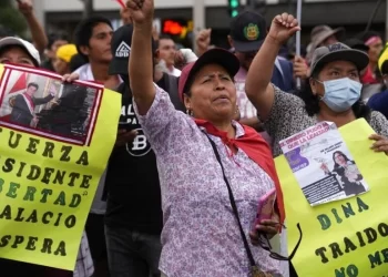 Presidenta de Perú propone adelantar elecciones tras protestas que dejan 2 muertos