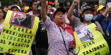 Presidenta de Perú propone adelantar elecciones tras protestas que dejan 2 muertos