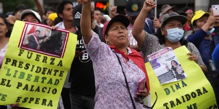 Presidenta de Perú propone adelantar elecciones tras protestas que dejan 2 muertos