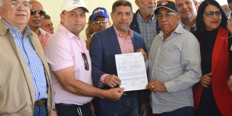 Gobierno entrega RD 60 millones para apoyar producción de ajo en Constanza