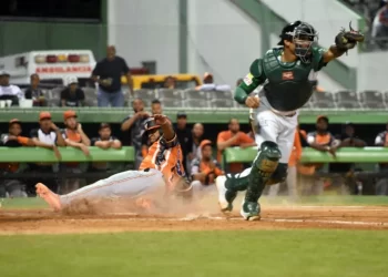 Toros ganan en 13 entradas y se acercan a dos juegos del cuarto lugar