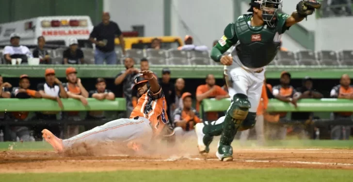 Toros ganan en 13 entradas y se acercan a dos juegos del cuarto lugar